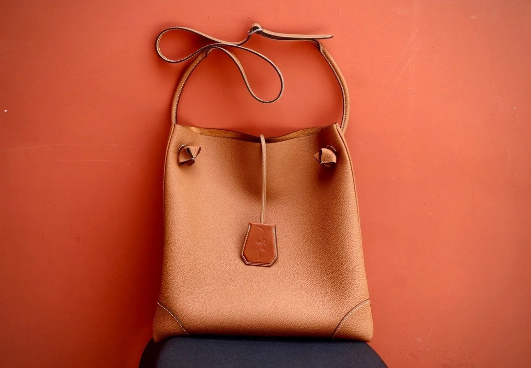 Ảnh Studio Túi tote đeo chéo da Epsom màu Gold - Koi Leather