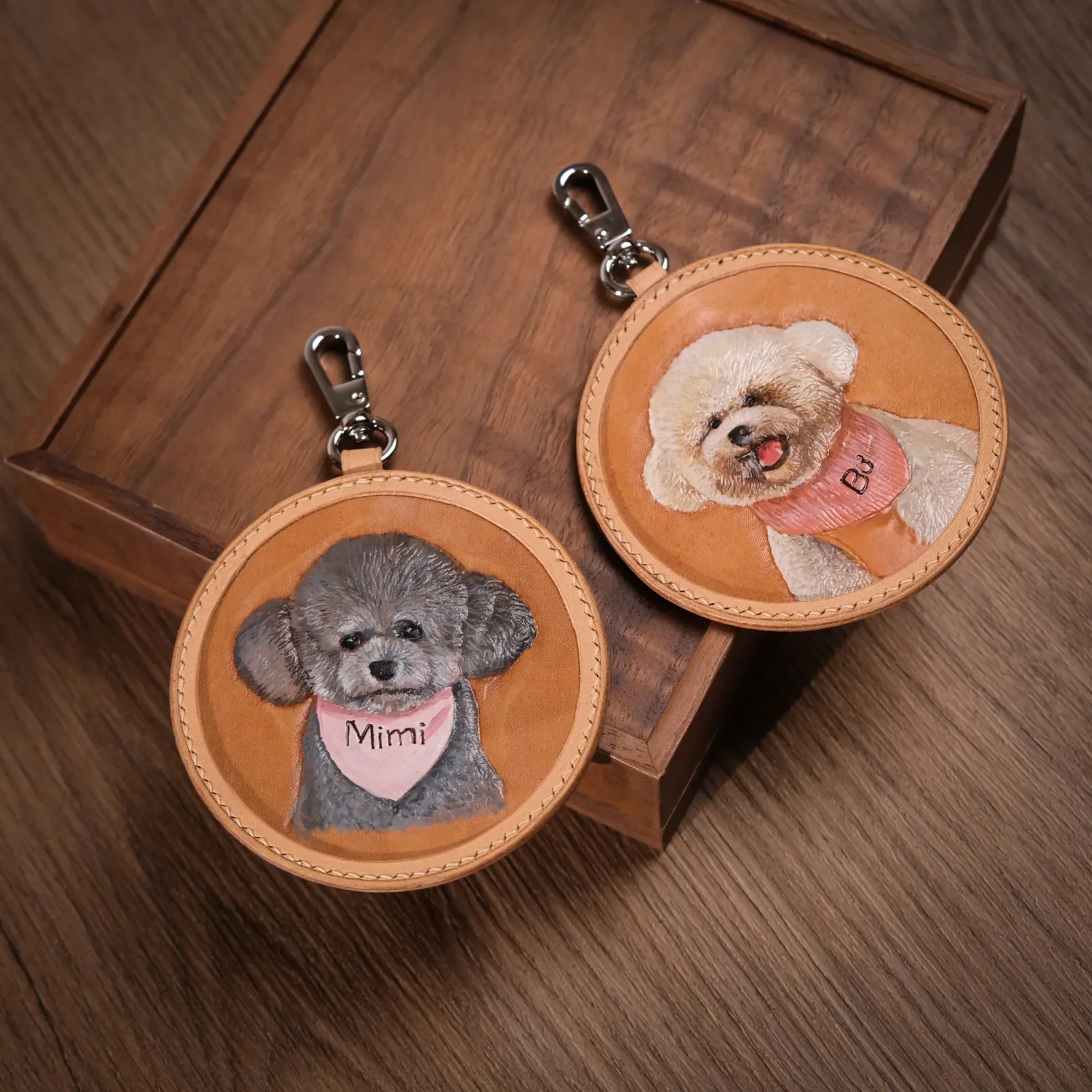 Ảnh Studio Charm tròn chạm khắc Pet cưng (Theo ảnh riêng của khách hàng) - Koi Leather