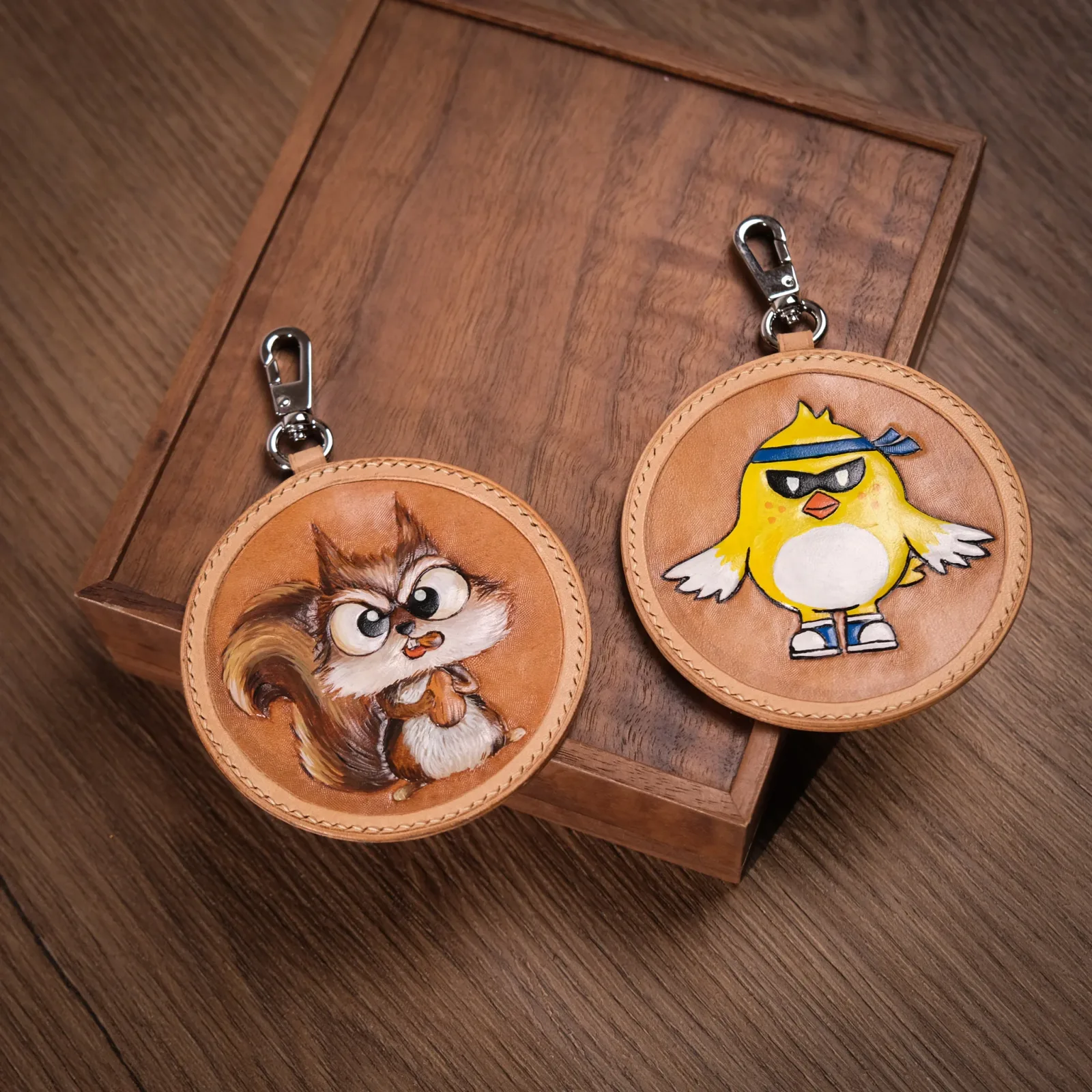 Ảnh Studio Charm tròn chạm khắc Pet cưng (Theo ảnh riêng của khách hàng) - Koi Leather