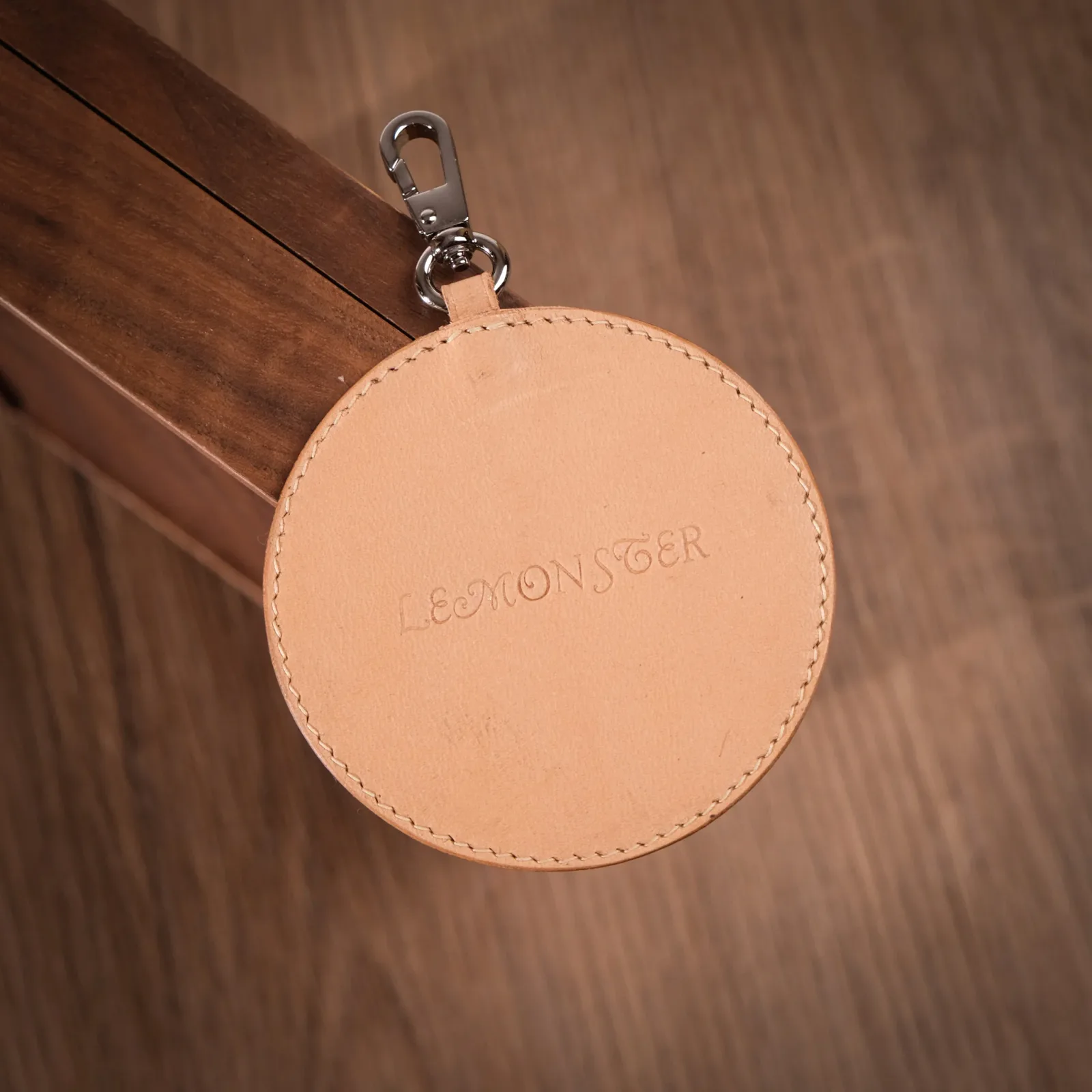Ảnh Studio Charm tròn chạm khắc Pet cưng (Theo ảnh riêng của khách hàng) - Koi Leather
