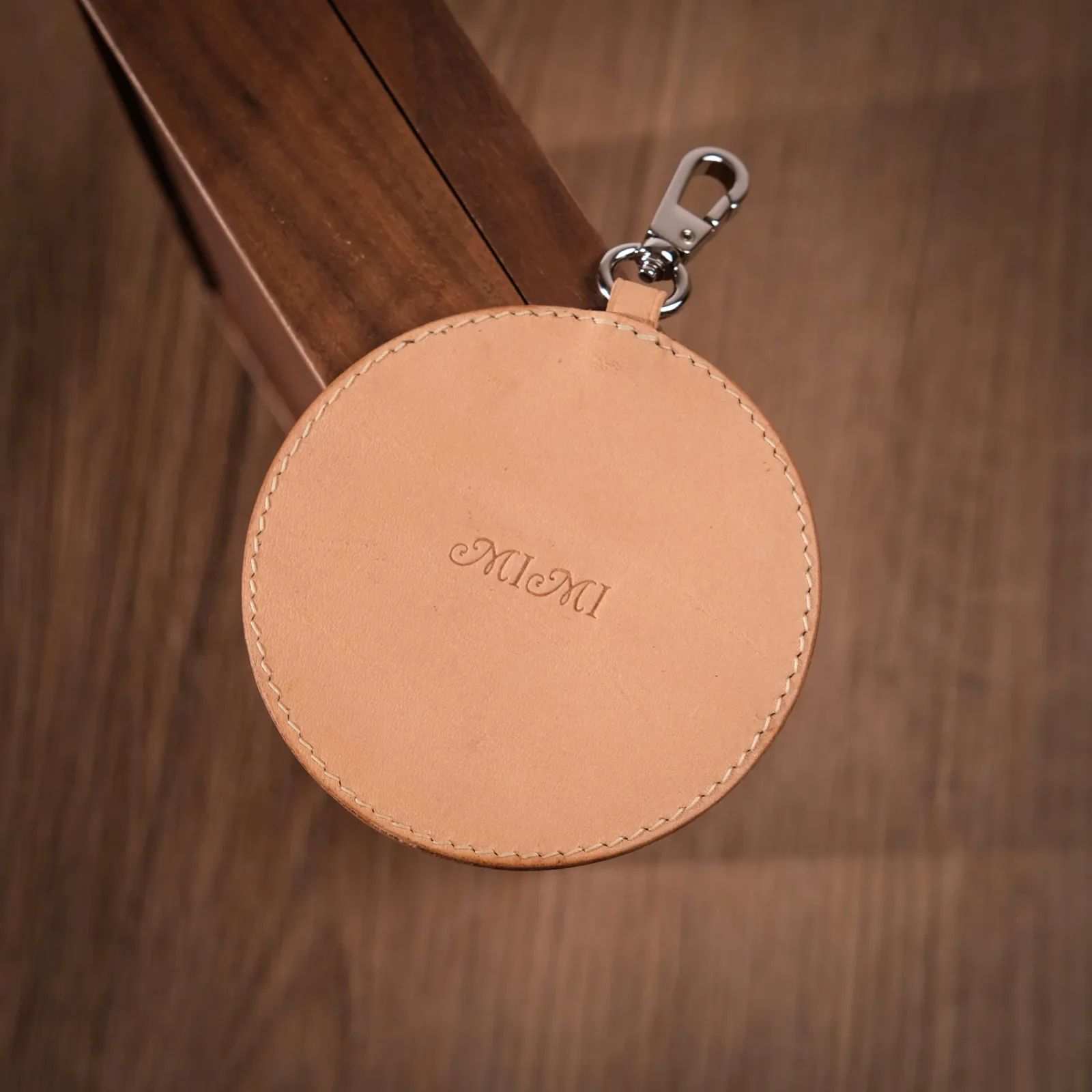 Ảnh Studio Charm tròn chạm khắc Pet cưng (Theo ảnh riêng của khách hàng) - Koi Leather