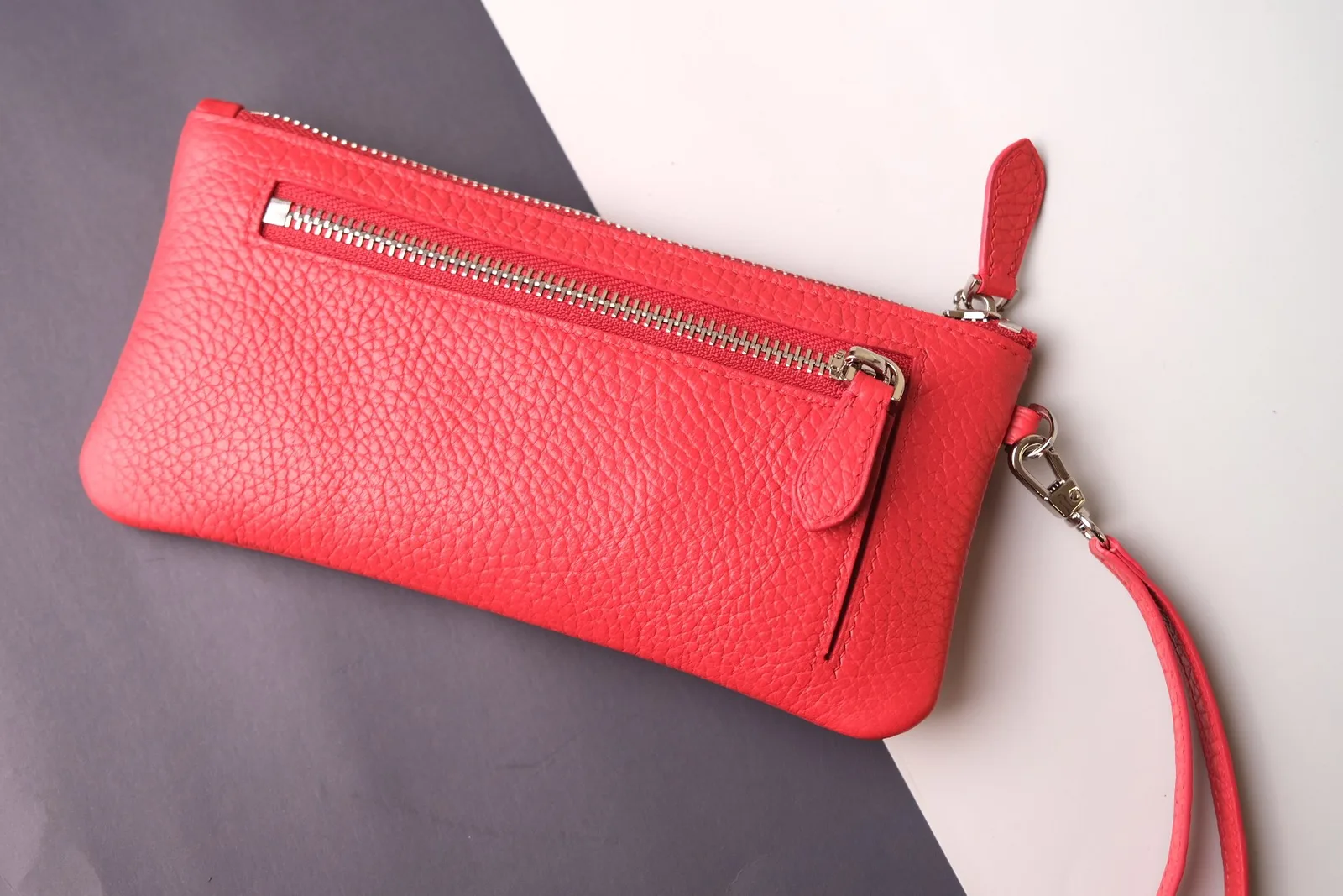 Ảnh Studio Ví clutch da bò hạt màu đỏ kèm quai đeo cổ tay - Koi Leather