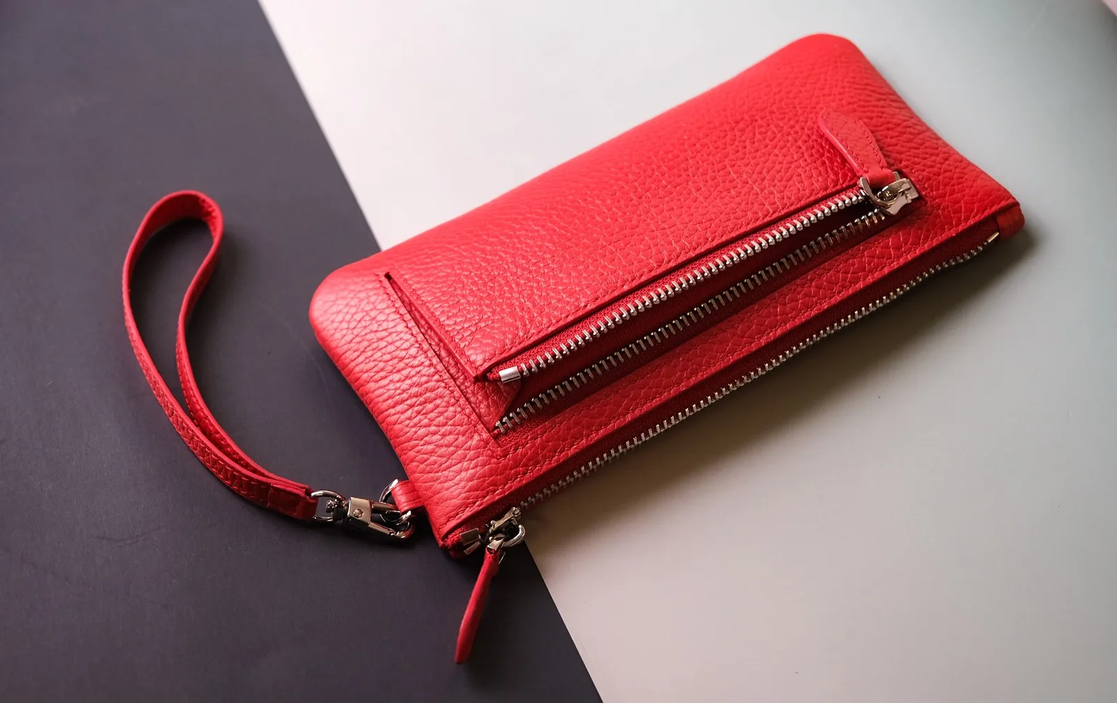 Ảnh Studio Ví clutch da bò hạt màu đỏ kèm quai đeo cổ tay - Koi Leather