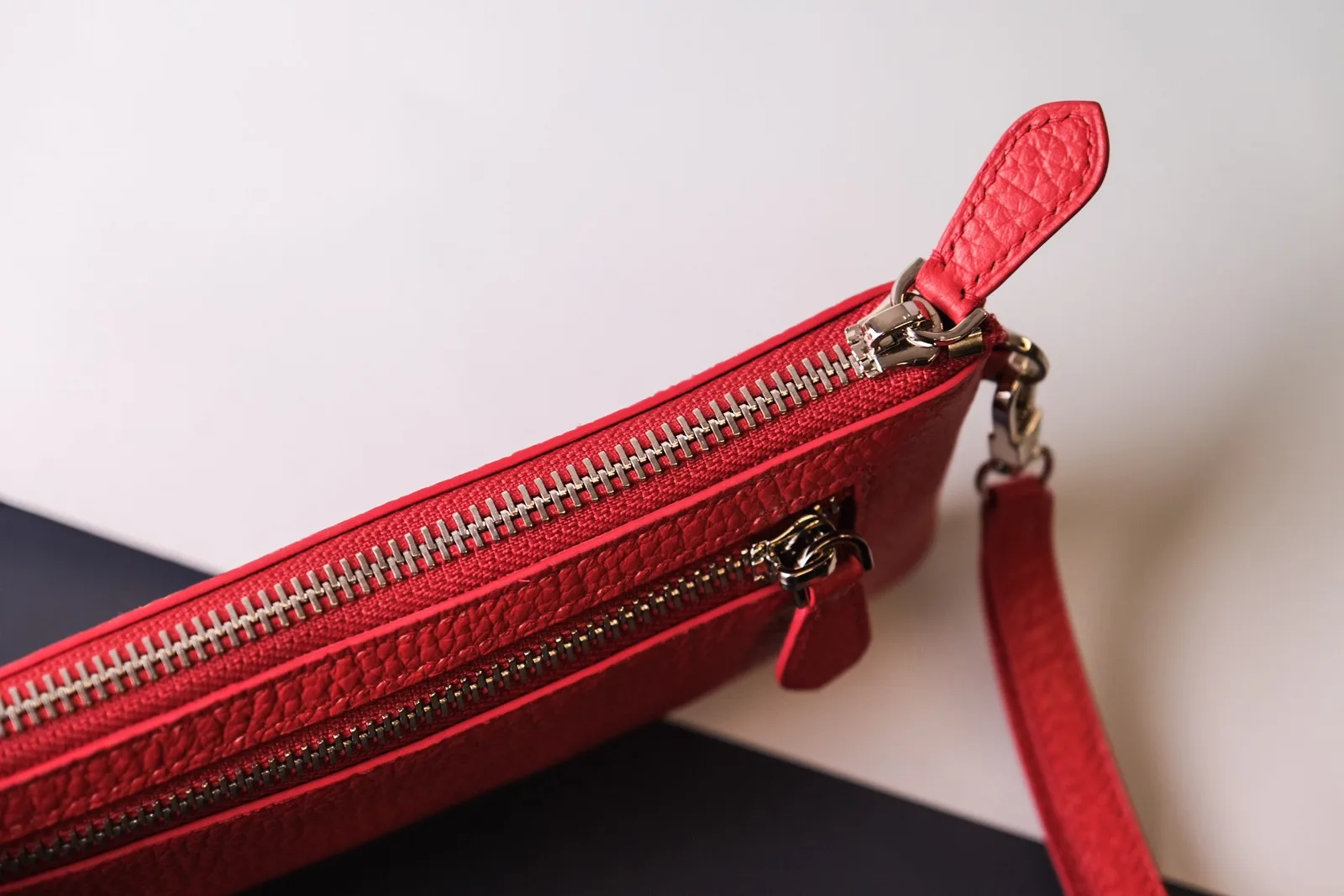 Ảnh Studio Ví clutch da bò hạt màu đỏ kèm quai đeo cổ tay - Koi Leather