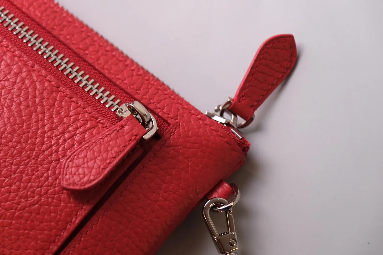 Ảnh Studio Ví clutch da bò hạt màu đỏ kèm quai đeo cổ tay - Koi Leather