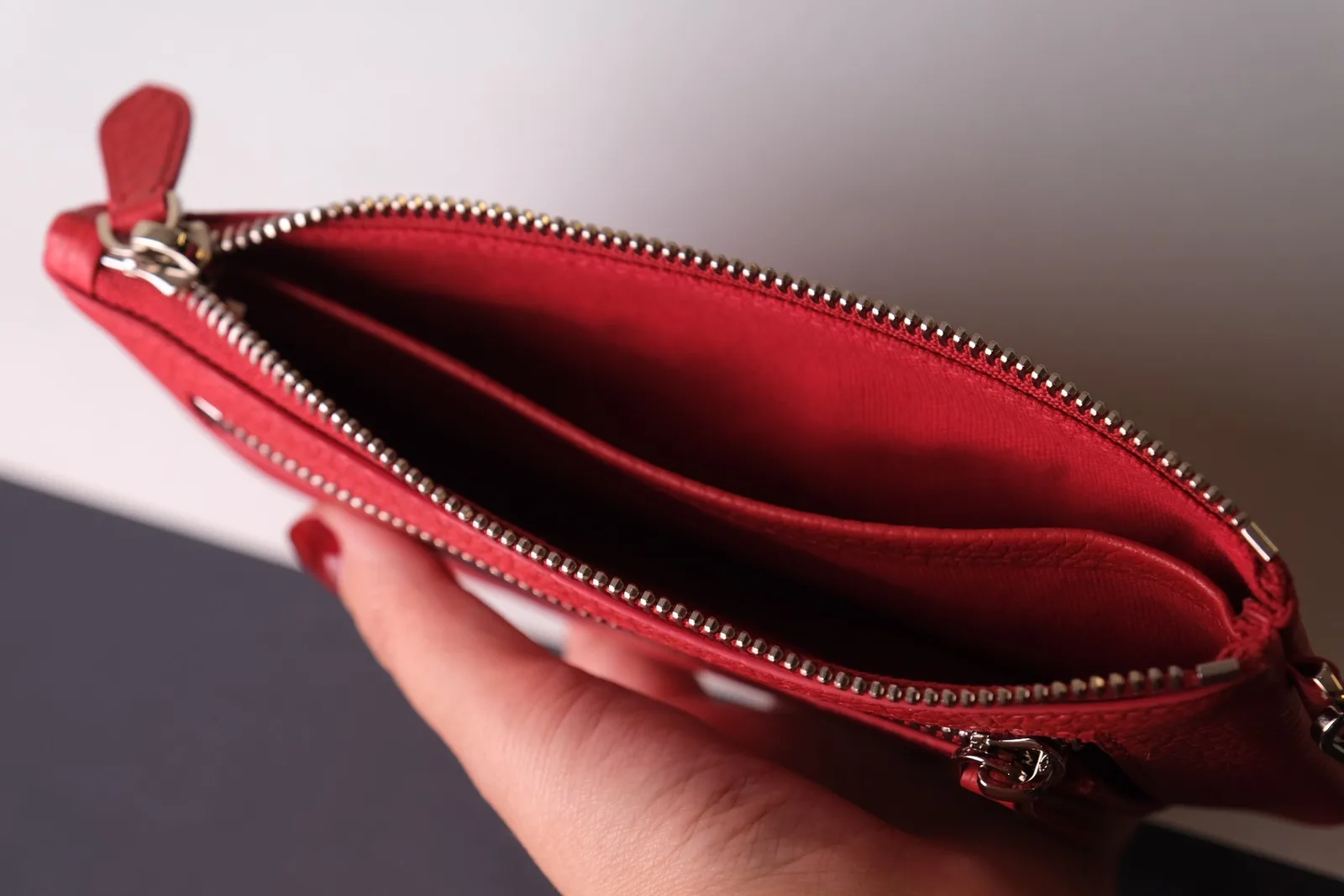 Ảnh Studio Ví clutch da bò hạt màu đỏ kèm quai đeo cổ tay - Koi Leather