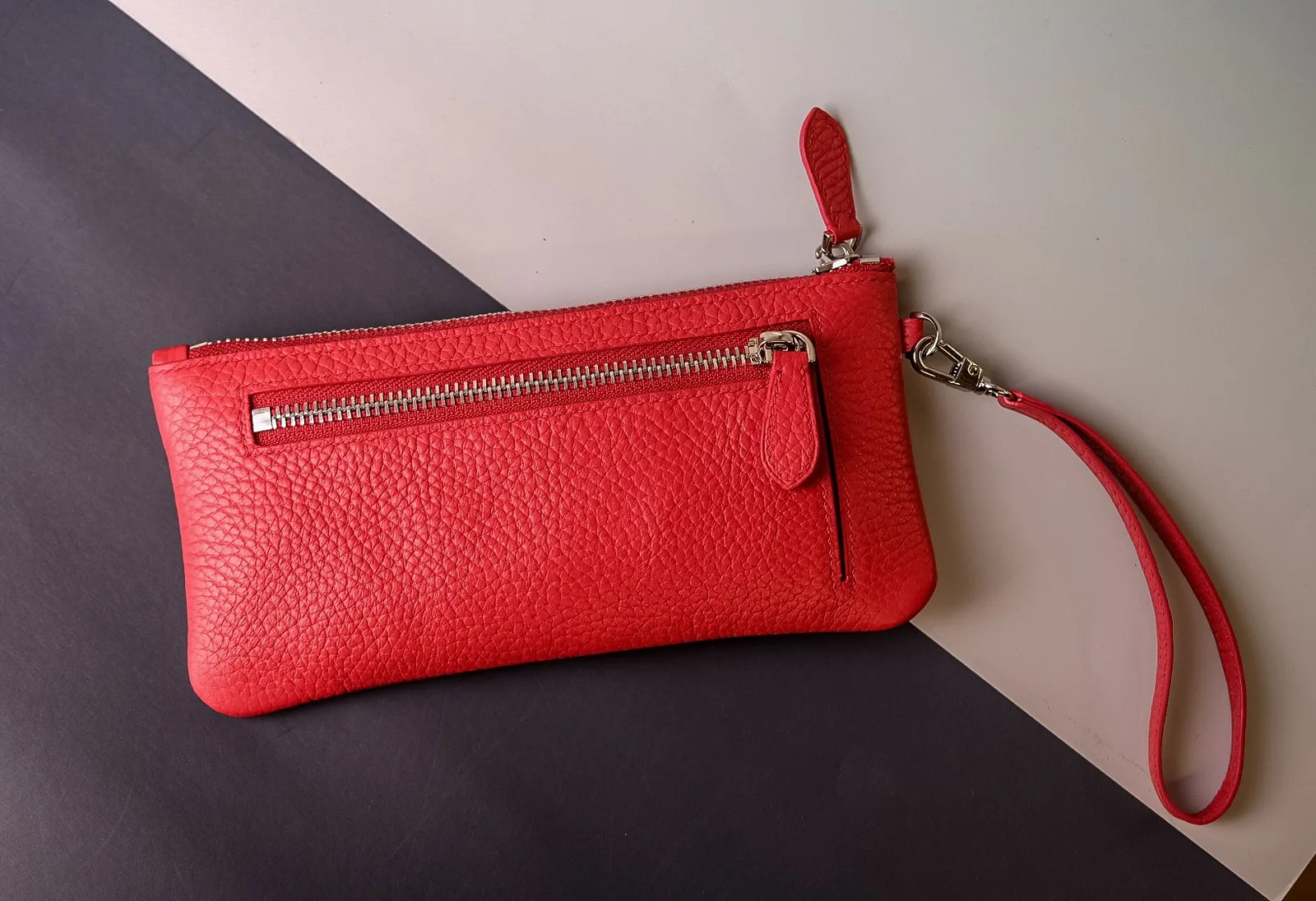 Ảnh Studio Ví clutch da bò hạt màu đỏ kèm quai đeo cổ tay - Koi Leather