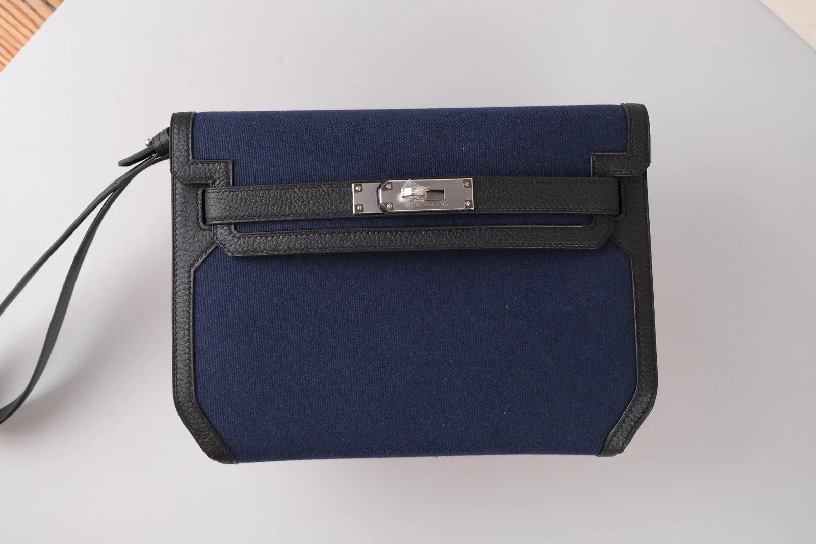 Ảnh Studio Áo bọc bảo vệ clutch vải canvas phối da bò màu xanh navy - Koi Leather