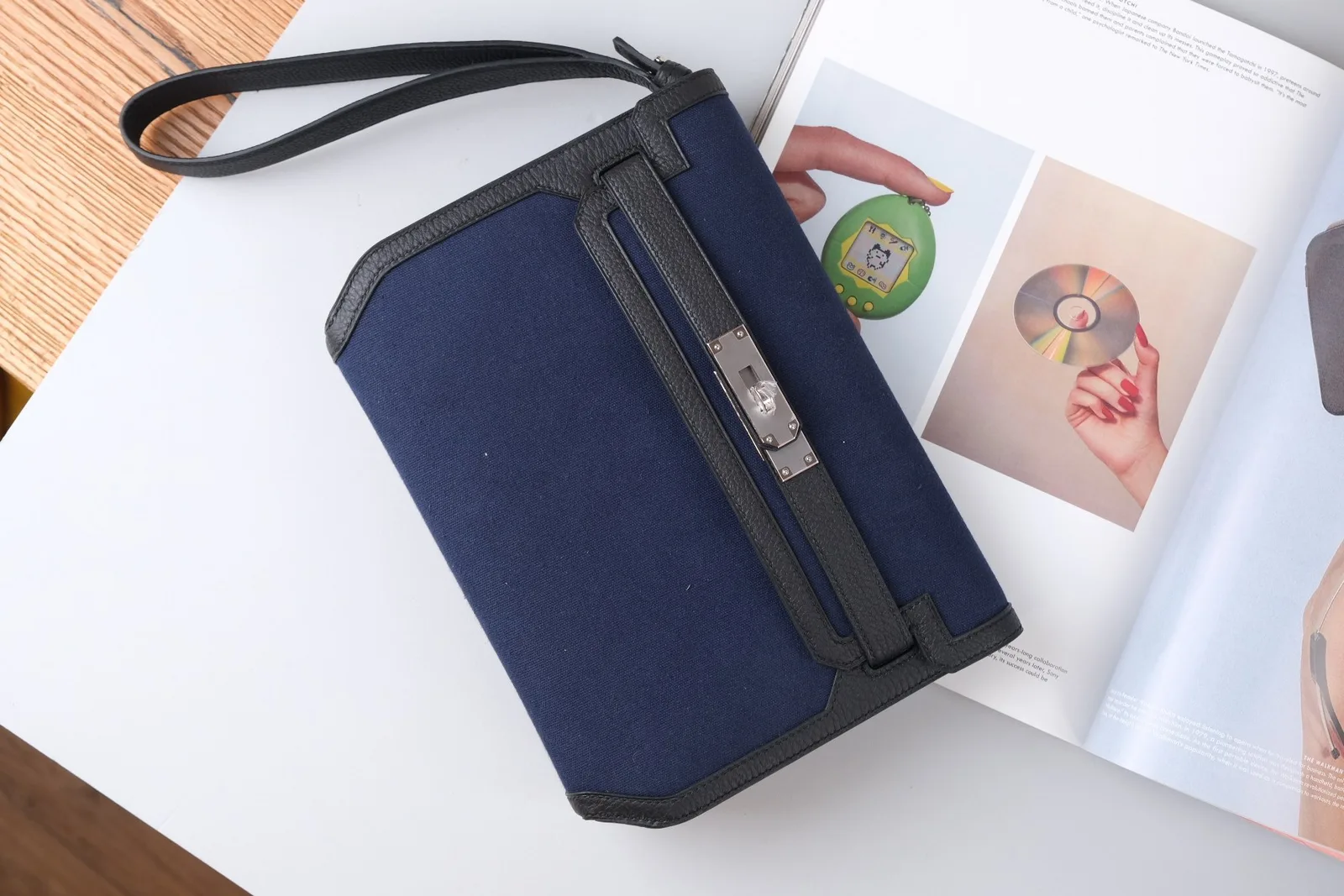 Ảnh Studio Áo bọc bảo vệ clutch vải canvas phối da bò màu xanh navy - Koi Leather