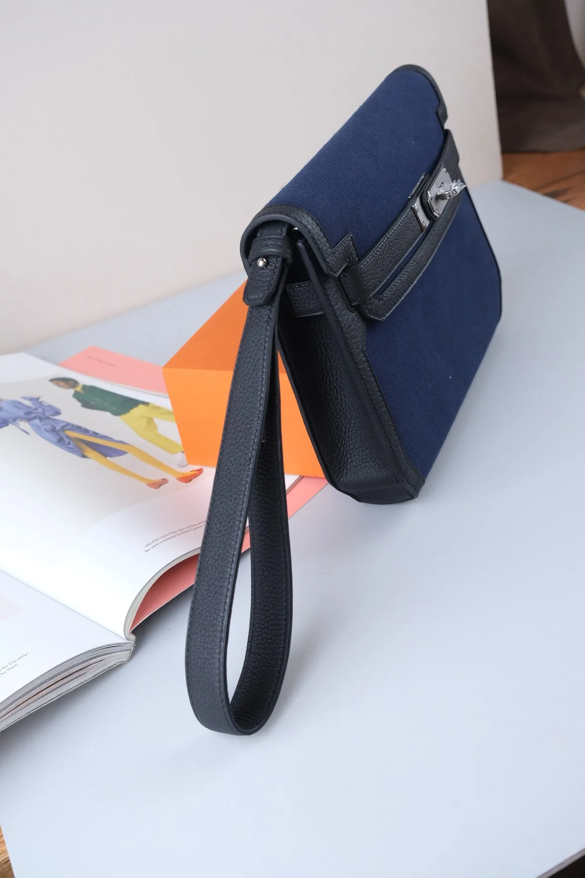 Ảnh Studio Áo bọc bảo vệ clutch vải canvas phối da bò màu xanh navy - Koi Leather