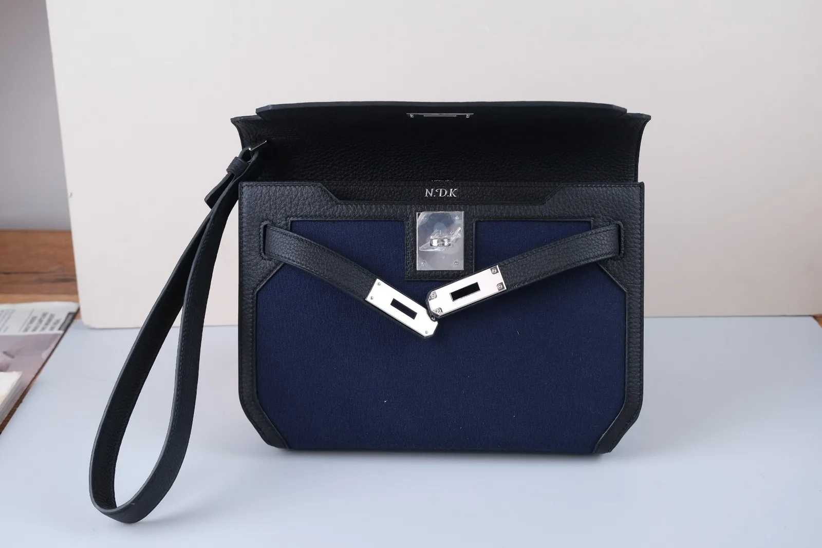 Ảnh Studio Áo bọc bảo vệ clutch vải canvas phối da bò màu xanh navy - Koi Leather