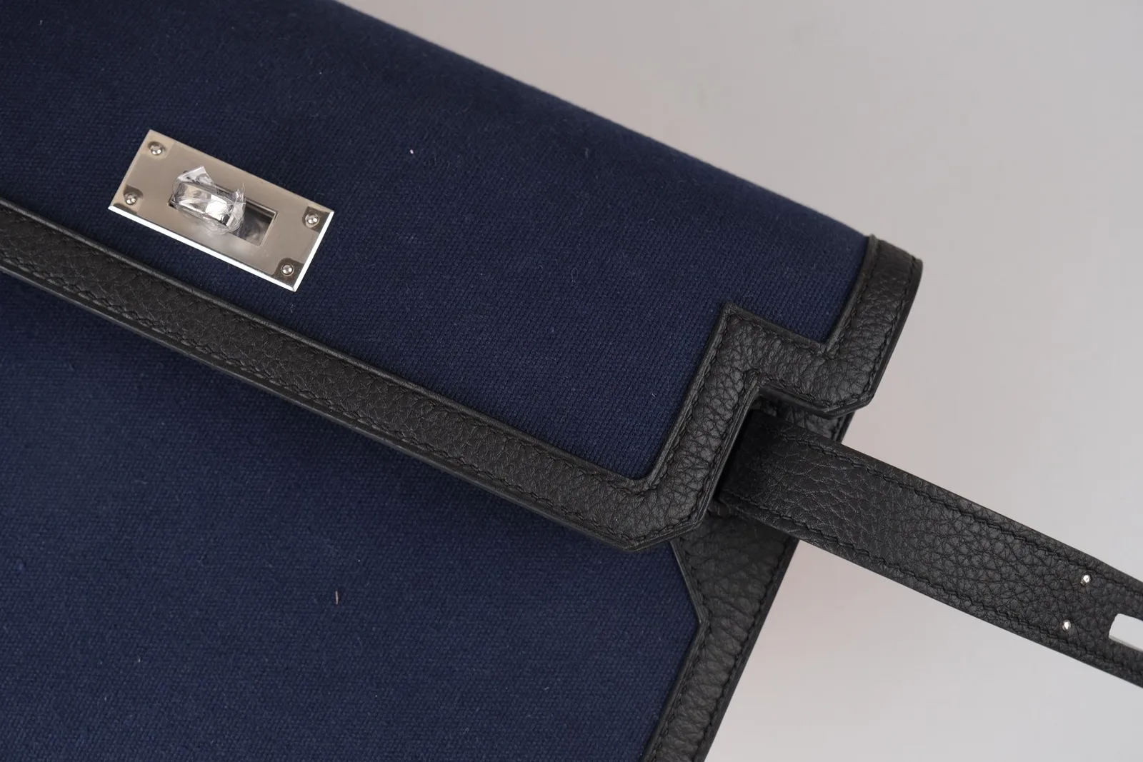 Ảnh Studio Áo bọc bảo vệ clutch vải canvas phối da bò màu xanh navy - Koi Leather
