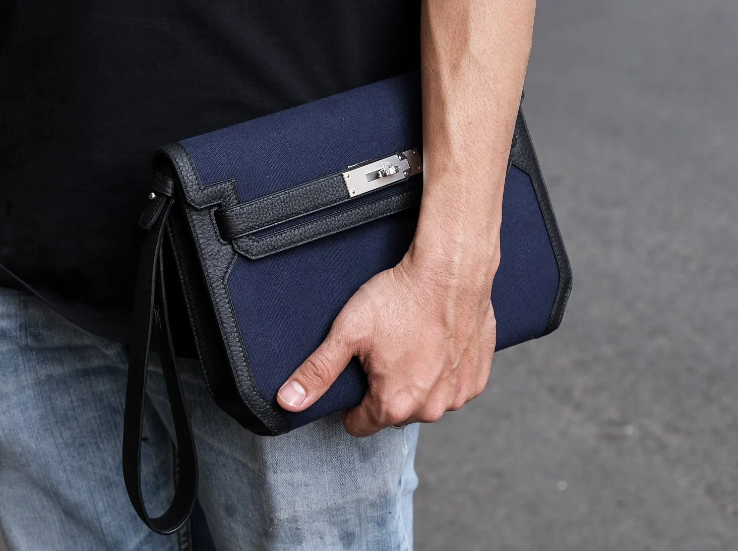 Ảnh Lifestyle Áo bọc bảo vệ clutch vải canvas phối da bò màu xanh navy - Koi Leather