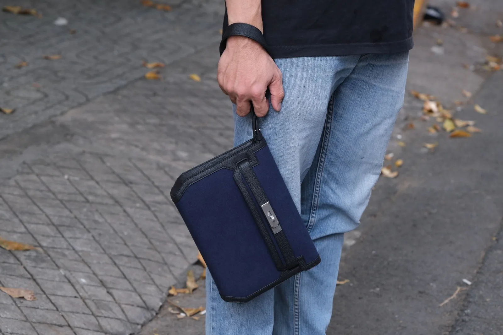 Ảnh Lifestyle Áo bọc bảo vệ clutch vải canvas phối da bò màu xanh navy - Koi Leather