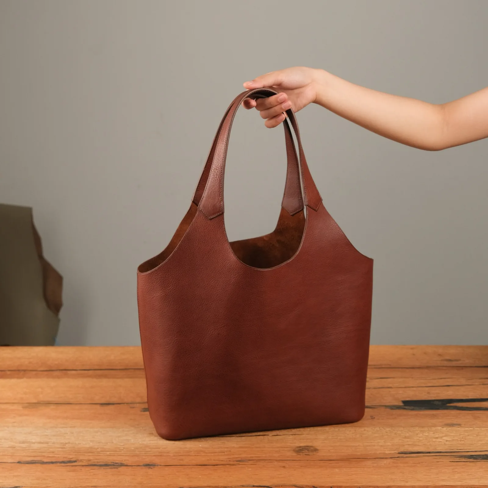 Ảnh Studio Túi tote da Minerva Box màu nâu dáng quai liền - Koi Leather