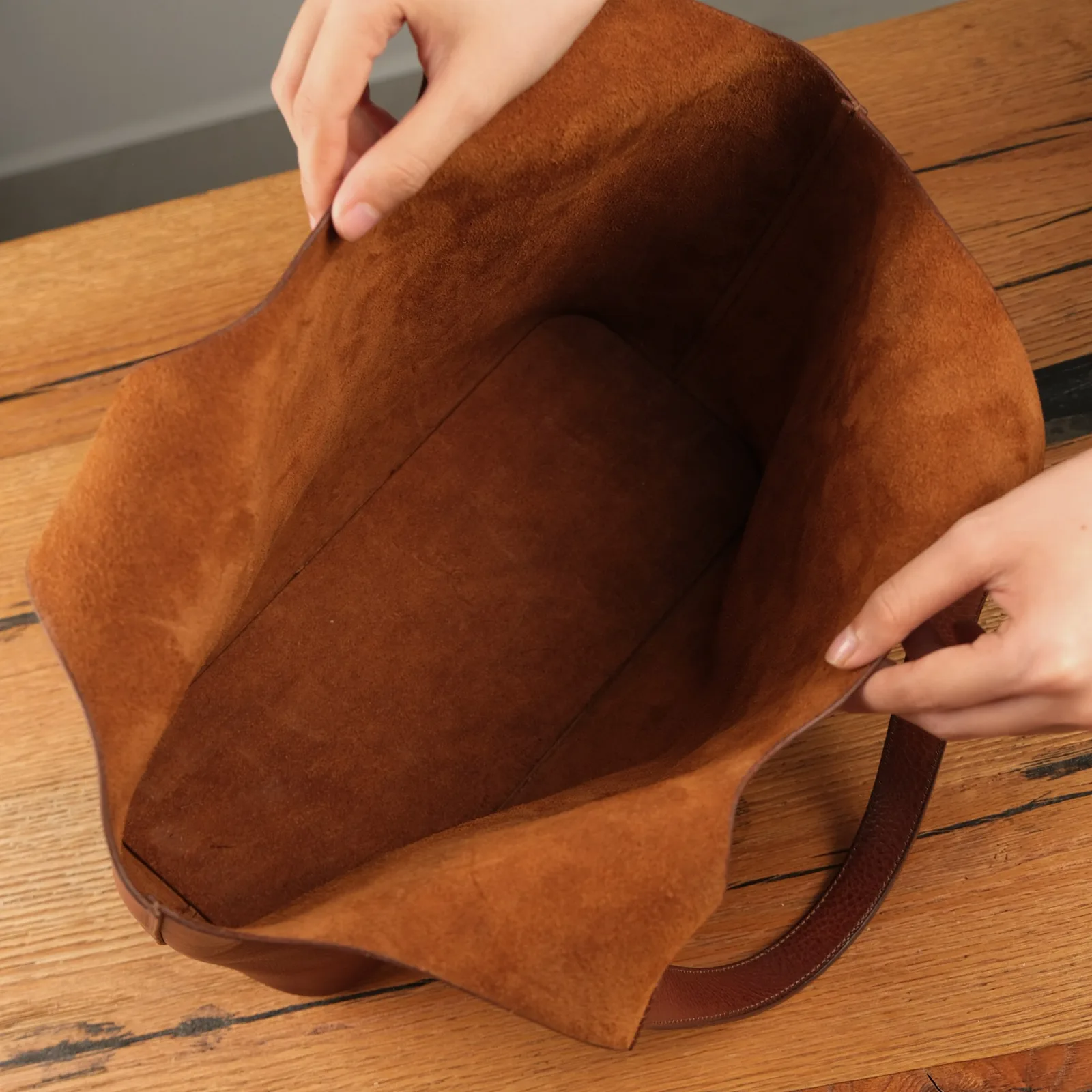 Ảnh Studio Túi tote da Minerva Box màu nâu dáng quai liền - Koi Leather
