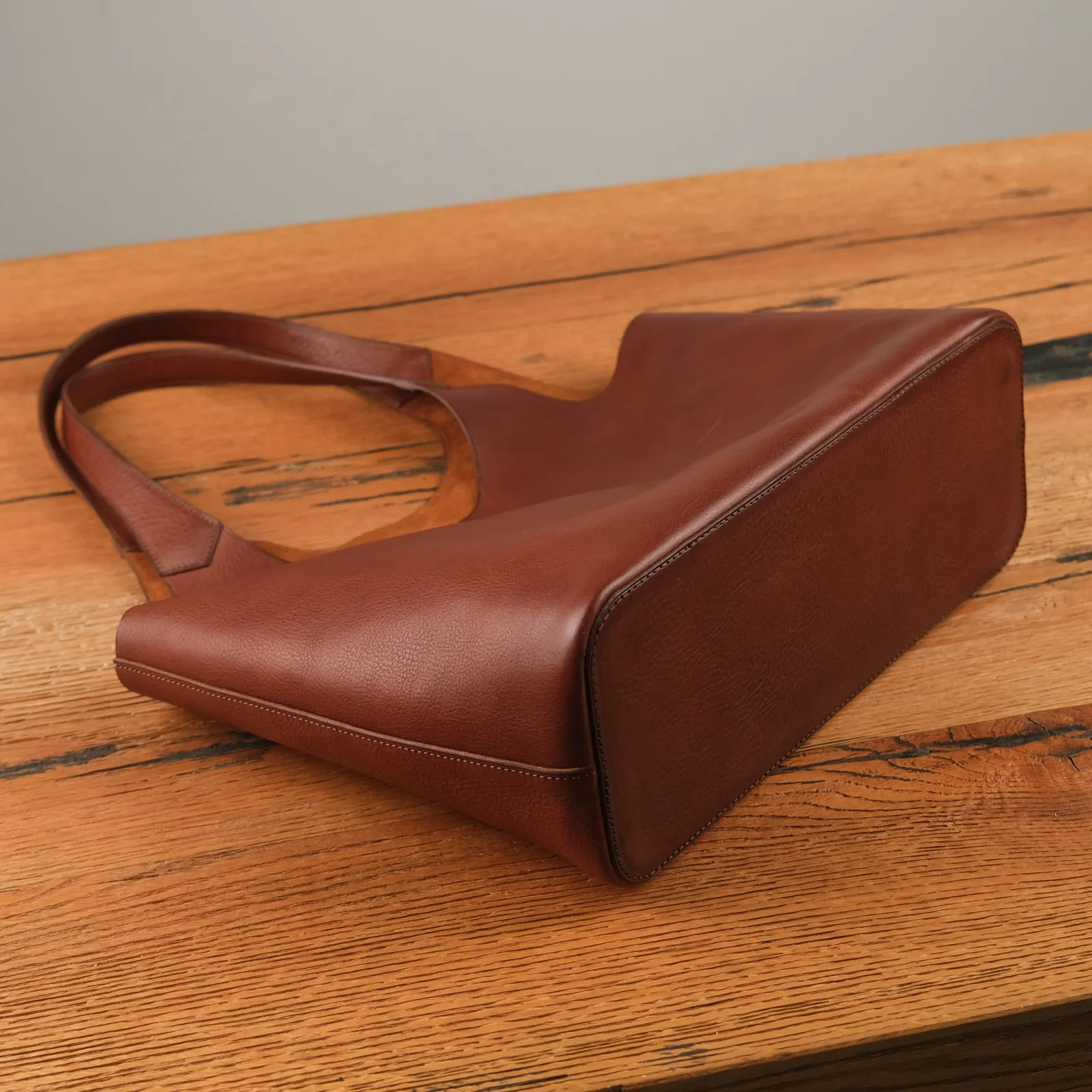 Ảnh Studio Túi tote da Minerva Box màu nâu dáng quai liền - Koi Leather