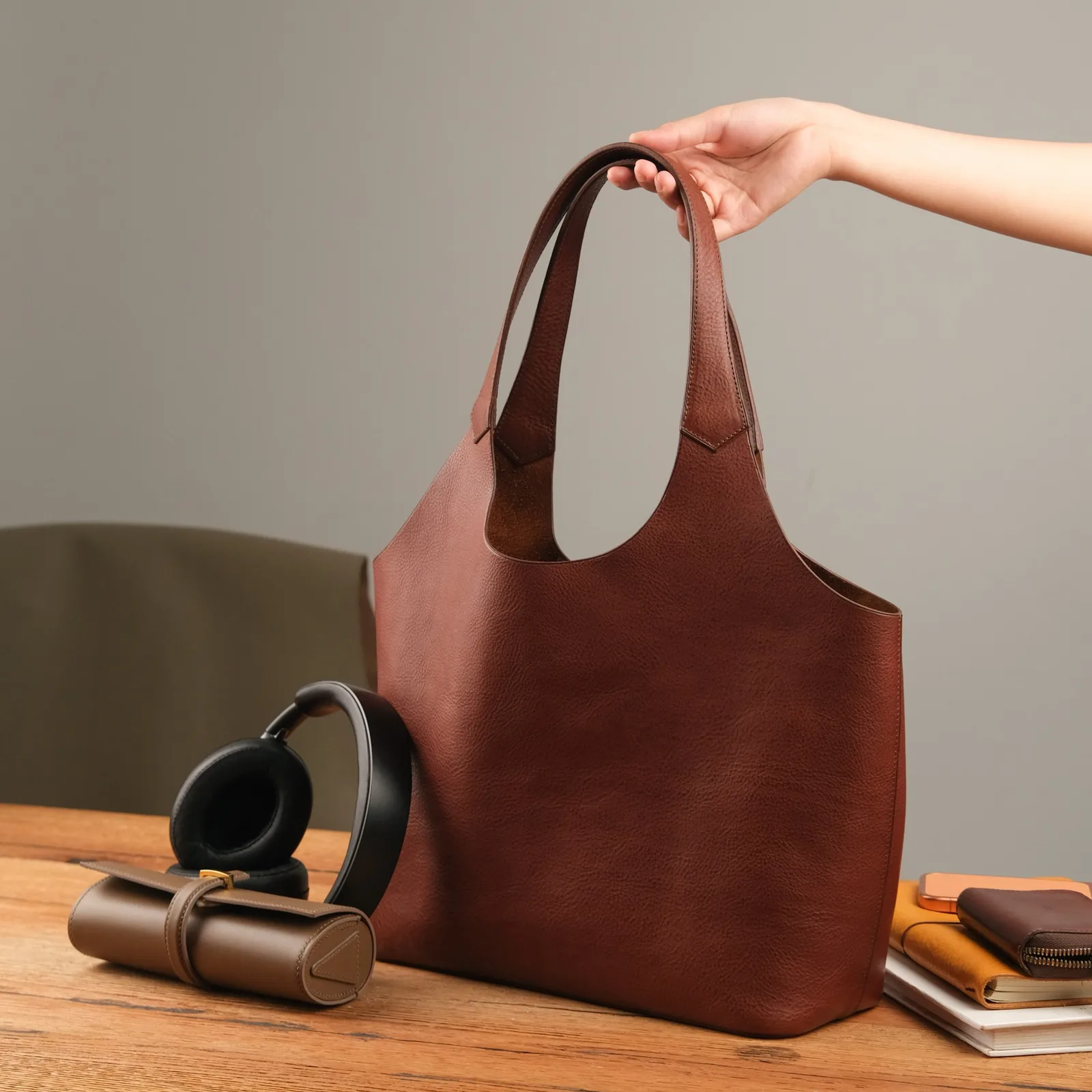 Ảnh Studio Túi tote da Minerva Box màu nâu dáng quai liền - Koi Leather
