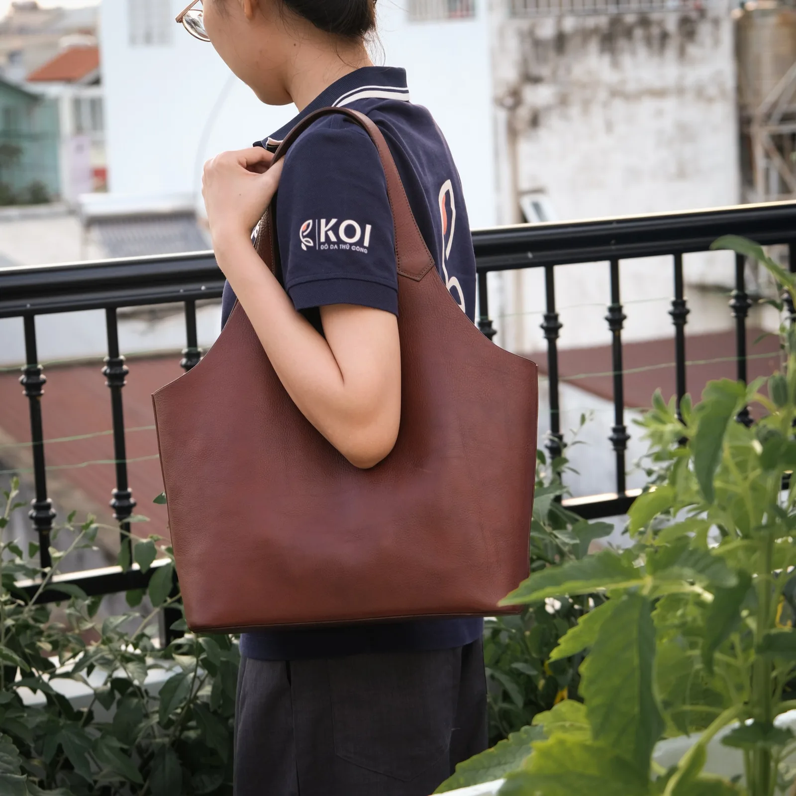 Ảnh Lifestyle Túi tote da Minerva Box màu nâu dáng quai liền - Koi Leather