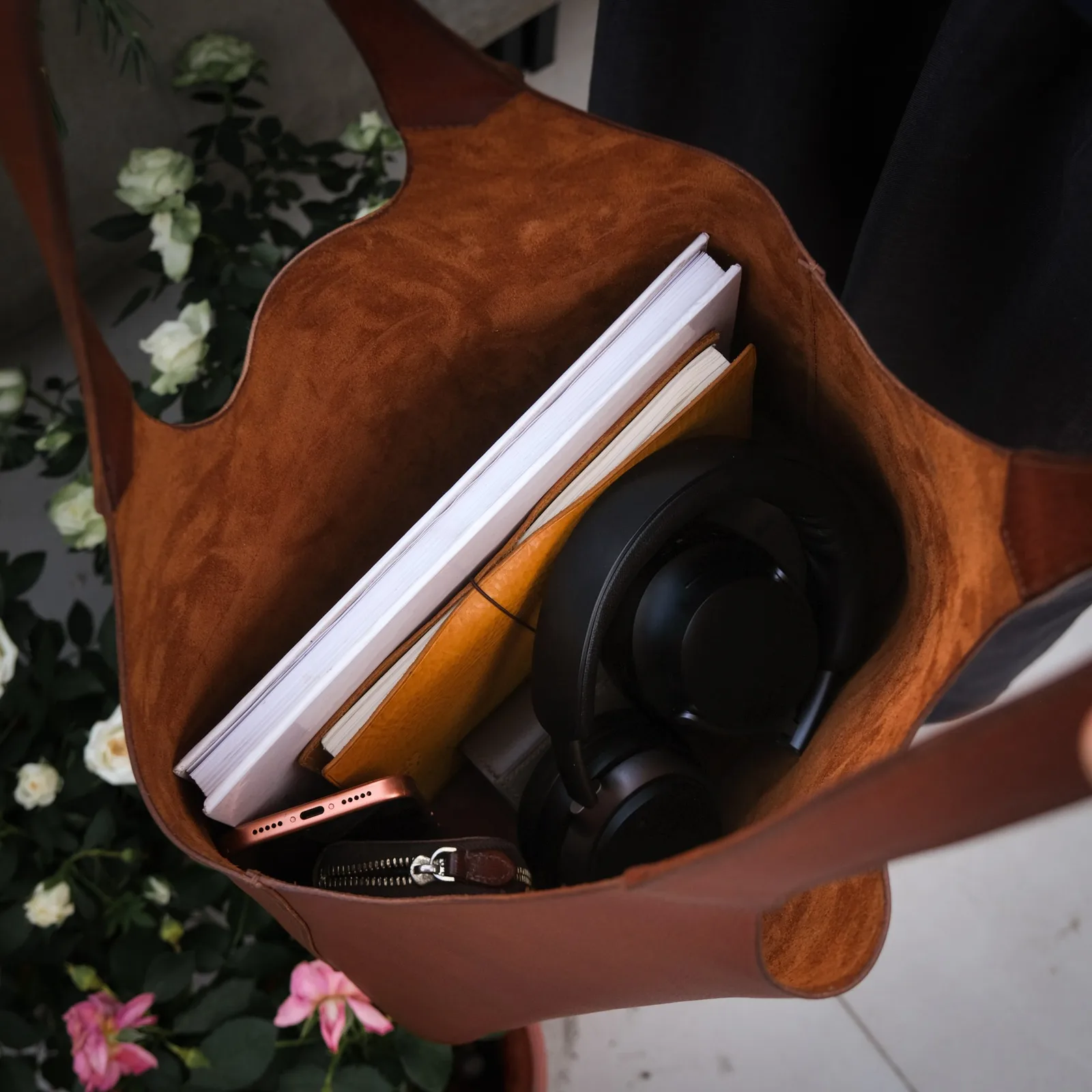 Ảnh Lifestyle Túi tote da Minerva Box màu nâu dáng quai liền - Koi Leather