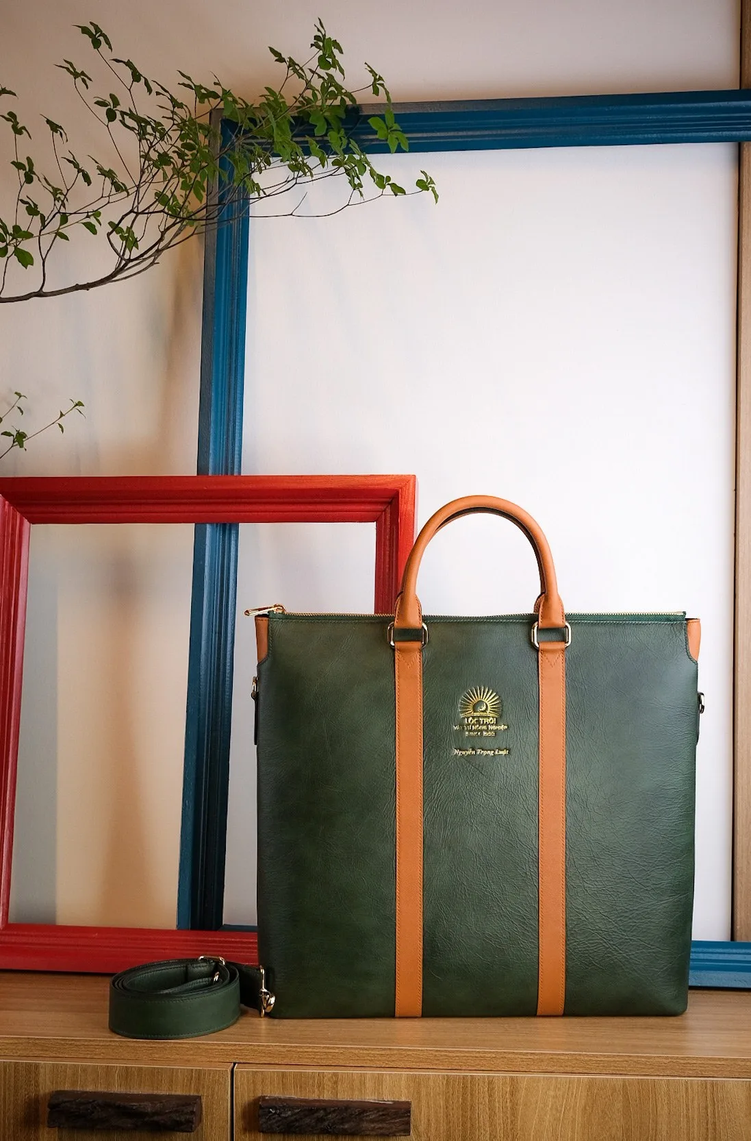 Ảnh Studio Túi tote da bò dáng đứng màu xanh rêu phối quai xách - Koi Leather