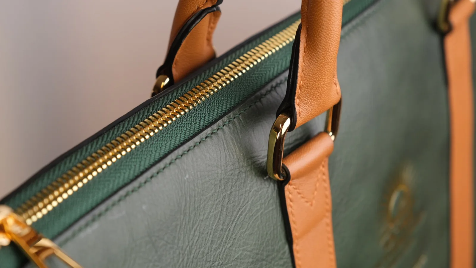 Ảnh Studio Túi tote da bò dáng đứng màu xanh rêu phối quai xách - Koi Leather