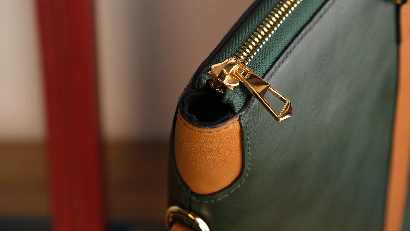 Ảnh Studio Túi tote da bò dáng đứng màu xanh rêu phối quai xách - Koi Leather