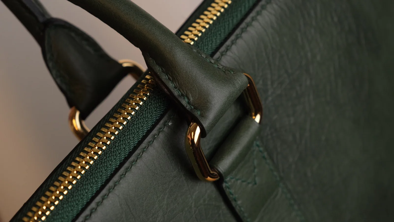Ảnh Studio Túi tote da bò dáng đứng màu xanh rêu phối quai xách - Koi Leather