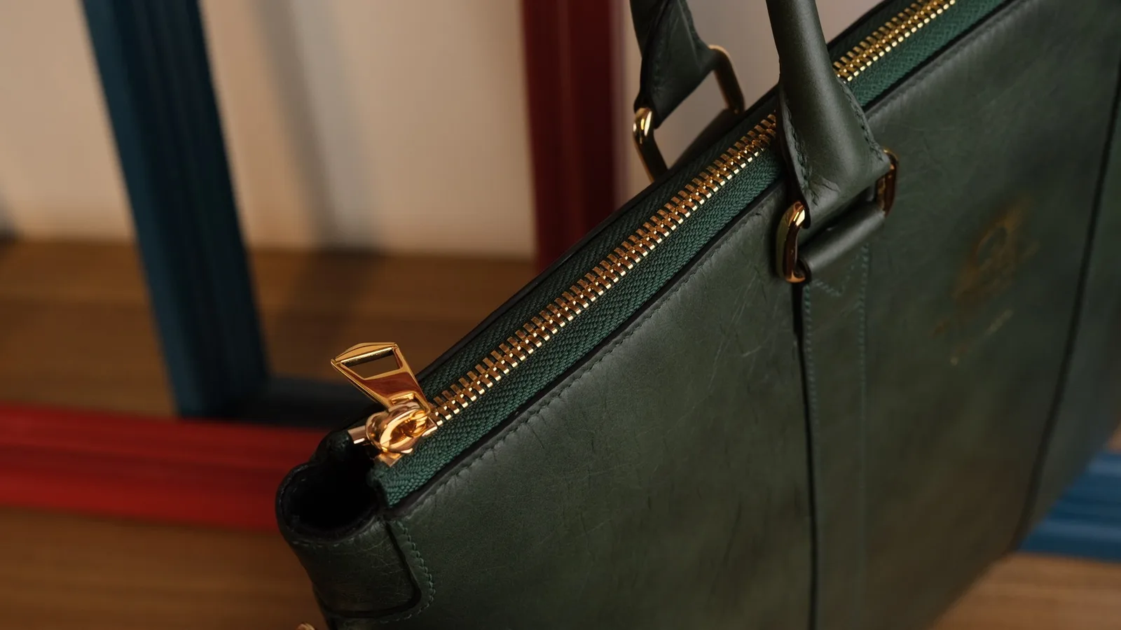 Ảnh Studio Túi tote da bò dáng đứng màu xanh rêu phối quai xách - Koi Leather