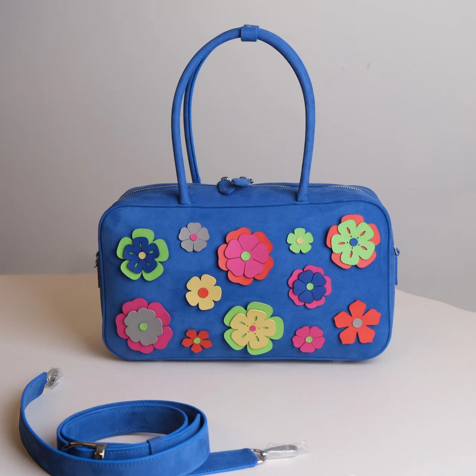 Ảnh Studio Túi MOIS Flower da nubuck xanh dương đính hoa - Koi Leather
