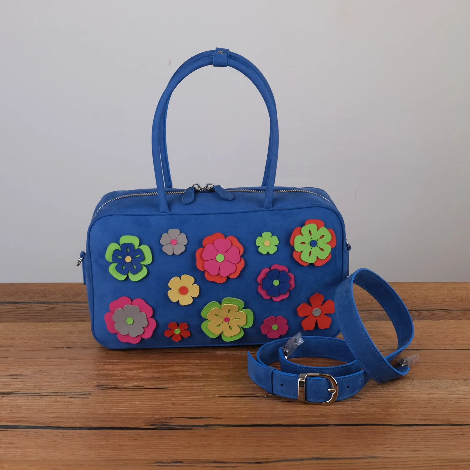 Ảnh Studio Túi MOIS Flower da nubuck xanh dương đính hoa - Koi Leather