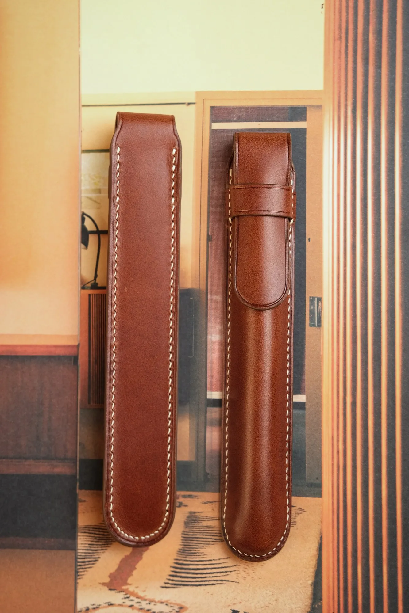 Ảnh Lifestyle Bao da đựng bút da Buttero màu nâu có đai gài - Koi Leather