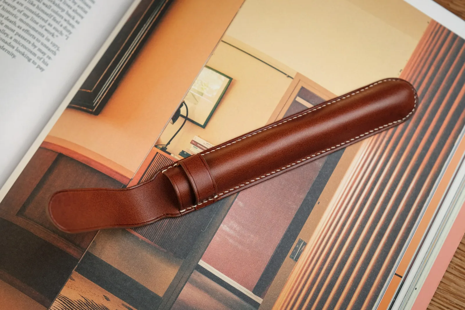 Ảnh Lifestyle Bao da đựng bút da Buttero màu nâu có đai gài - Koi Leather