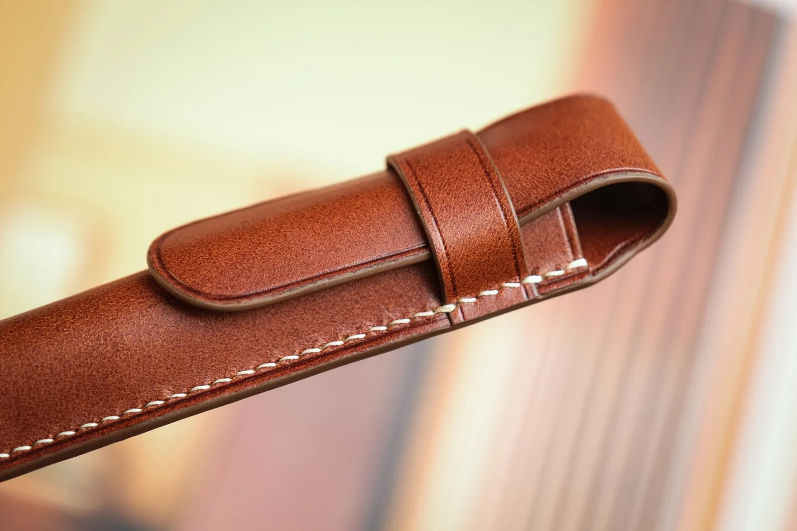 Ảnh Studio Bao da đựng bút da Buttero màu nâu có đai gài - Koi Leather