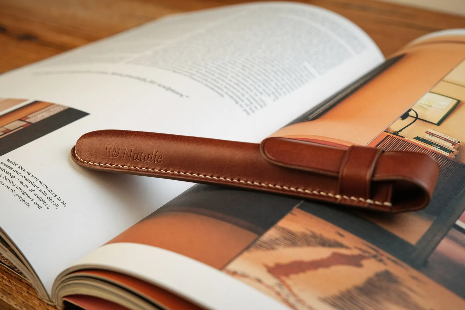 Ảnh Lifestyle Bao da đựng bút da Buttero màu nâu có đai gài - Koi Leather