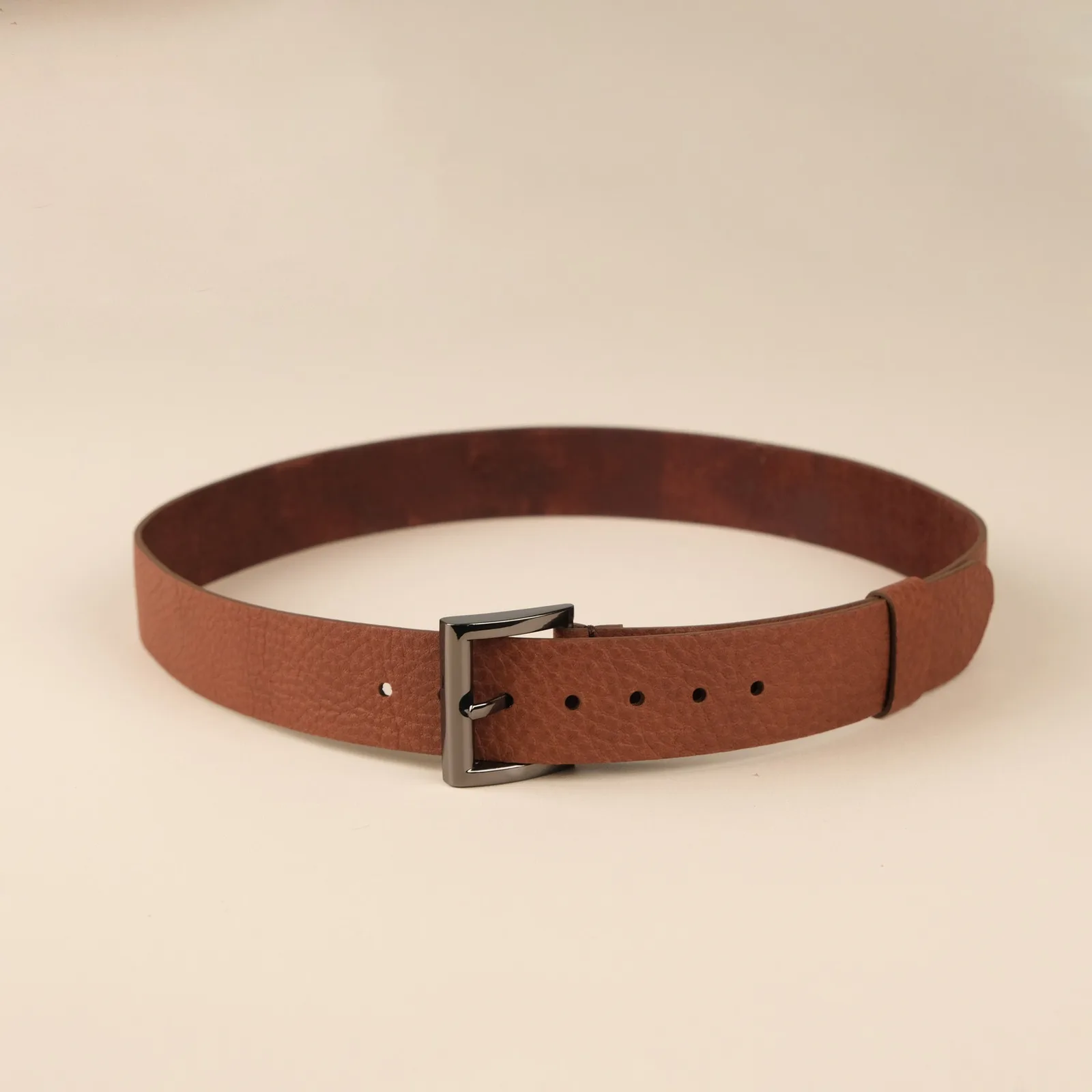 Ảnh Studio Dây lưng da bò vân hạt màu nâu khóa kim - Koi Leather