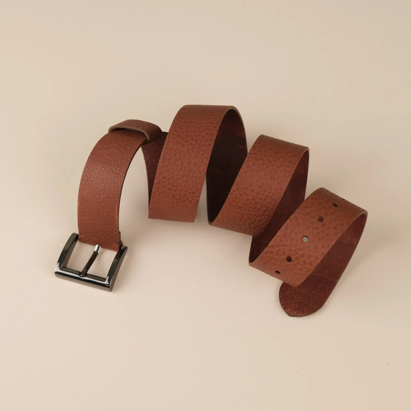 Ảnh Studio Dây lưng da bò vân hạt màu nâu khóa kim - Koi Leather