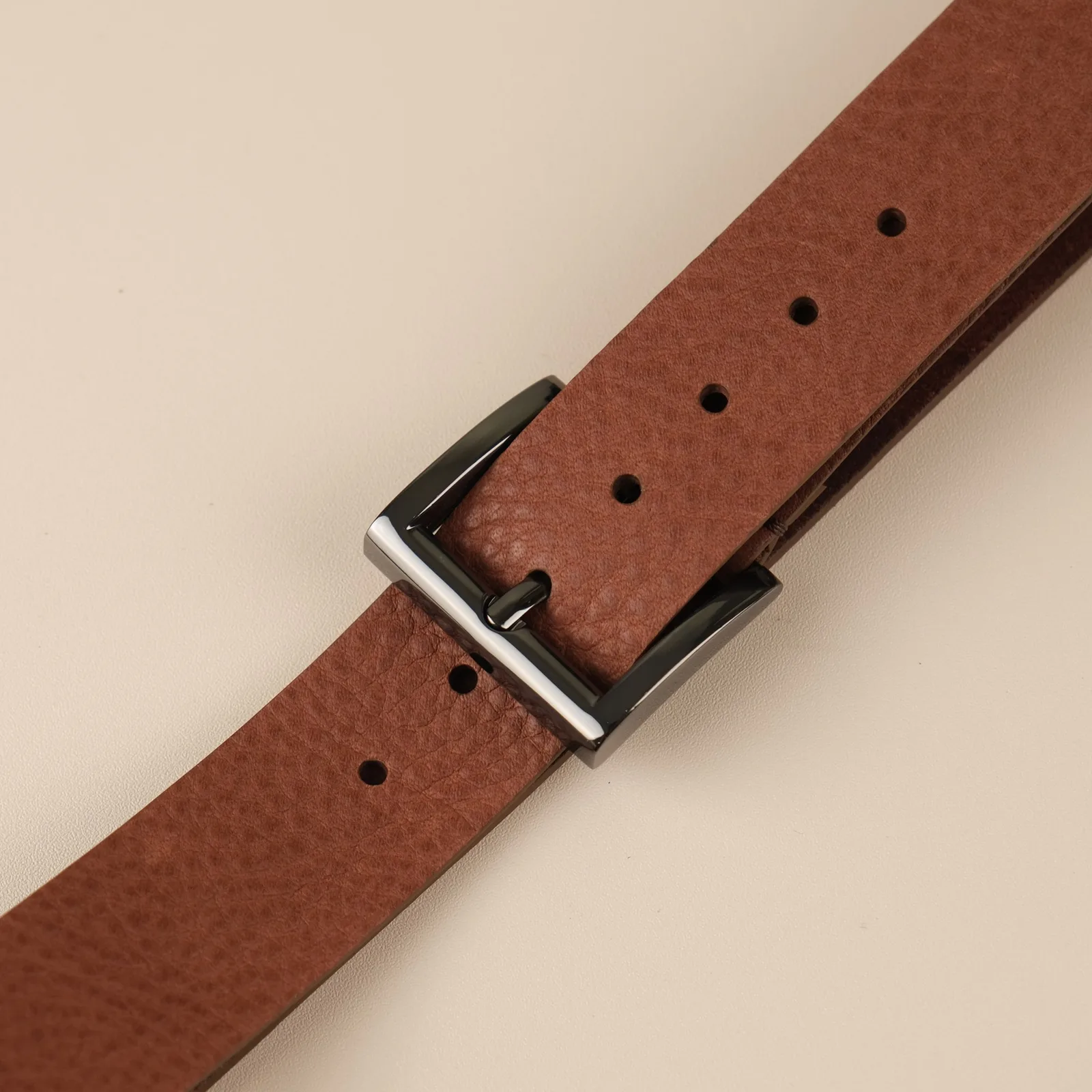 Ảnh Studio Dây lưng da bò vân hạt màu nâu khóa kim - Koi Leather