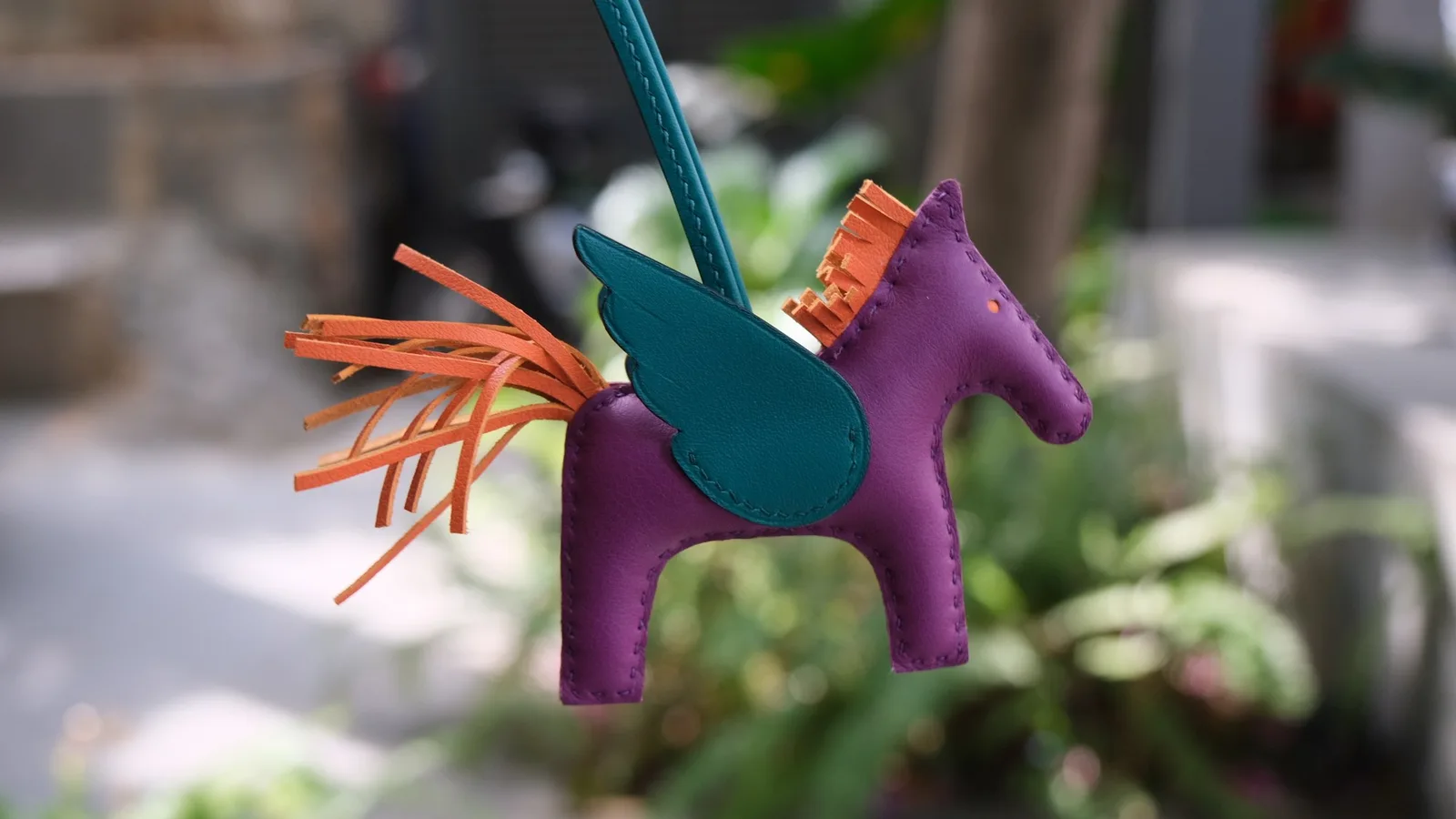 Ảnh Lifestyle Charm Da Treo Túi Hình Ngựa Có Cánh Phối Màu - Koi Leather