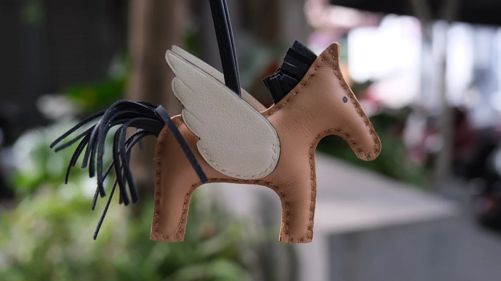 Ảnh Lifestyle Charm Da Treo Túi Hình Ngựa Có Cánh Phối Màu - Koi Leather