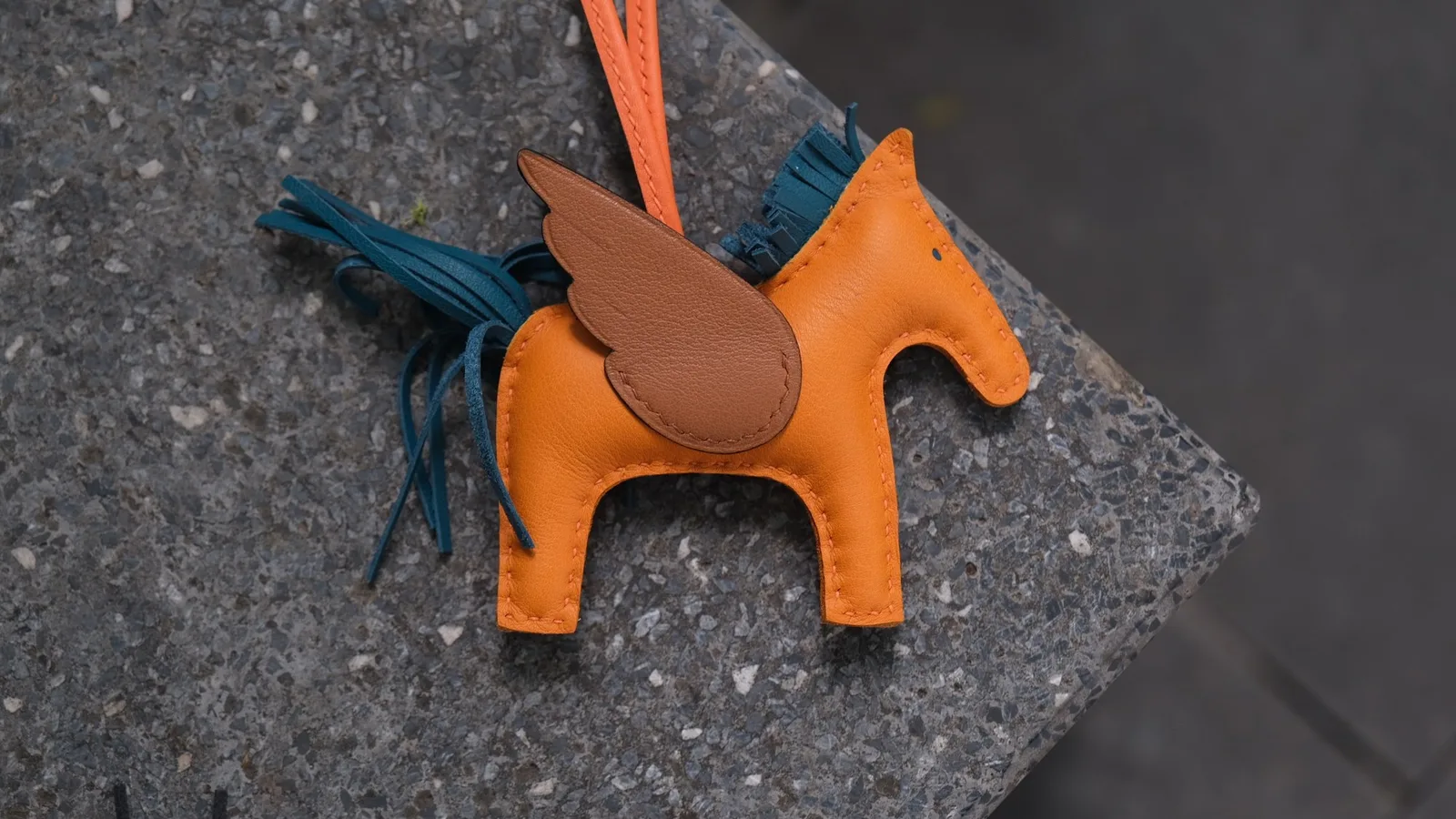 Ảnh Studio Charm Da Treo Túi Hình Ngựa Có Cánh Phối Màu - Koi Leather