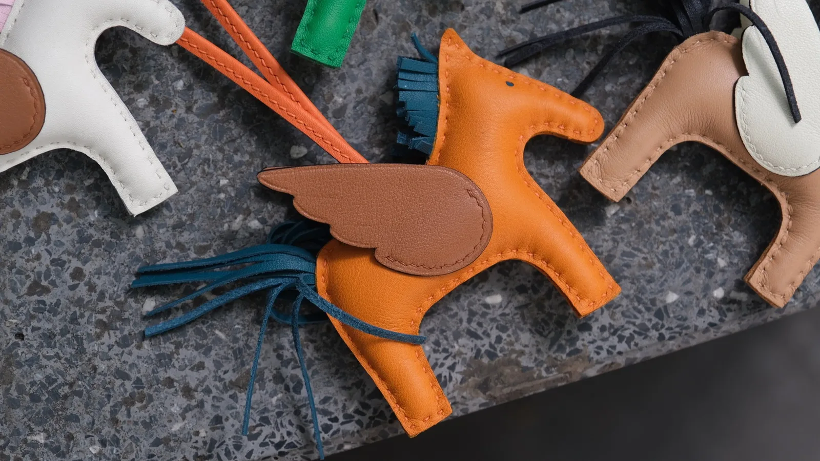 Ảnh Studio Charm Da Treo Túi Hình Ngựa Có Cánh Phối Màu - Koi Leather