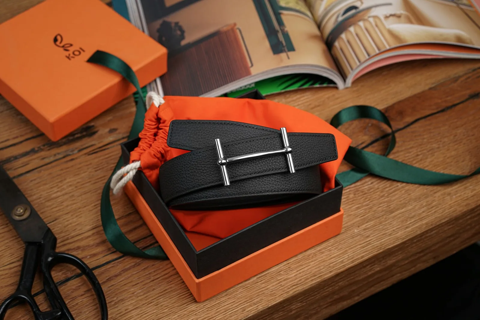 Ảnh Lifestyle Dây lưng da Togo màu đen khoá chữ H - Koi Leather