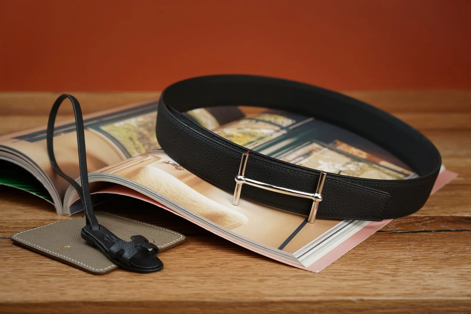 Ảnh Lifestyle Dây lưng da Togo màu đen khoá chữ H - Koi Leather