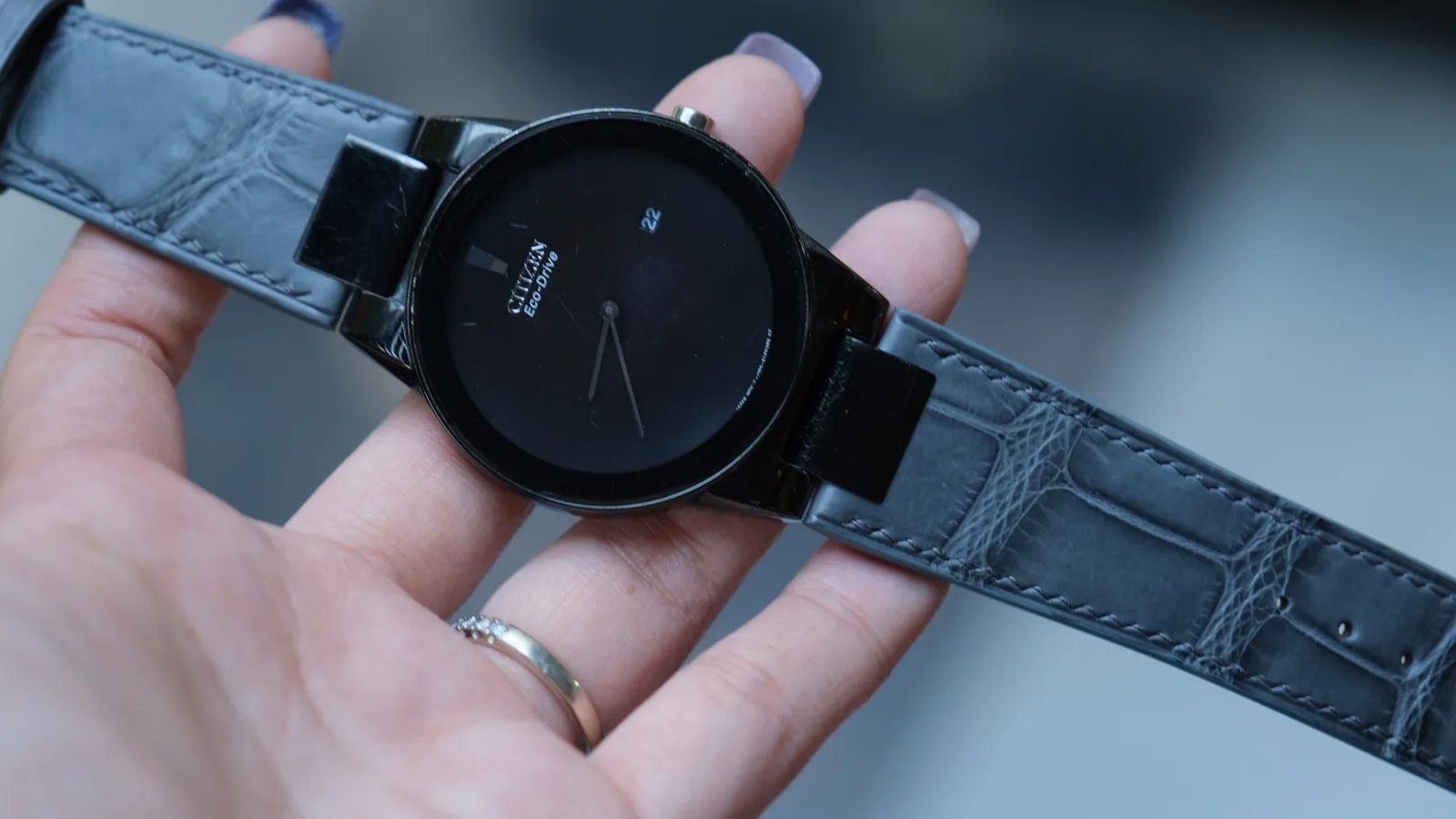Ảnh Lifestyle Dây đồng hồ da cá sấu màu xám cho Citizen - Koi Leather