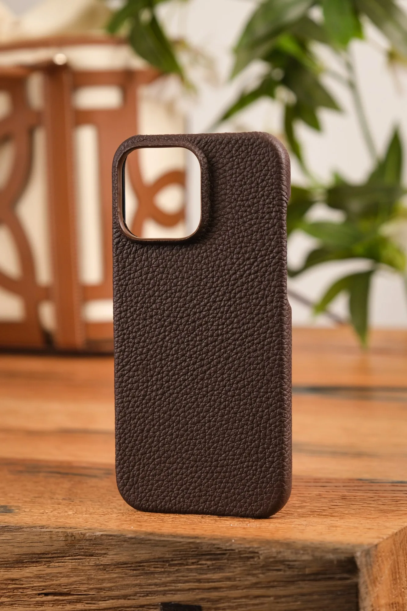 Ảnh Studio Ốp lưng da Togo màu nâu đậm - Koi Leather