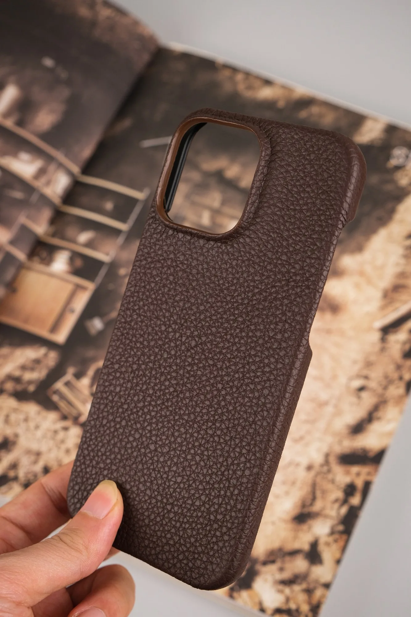 Ảnh Lifestyle Ốp lưng da Togo màu nâu đậm - Koi Leather