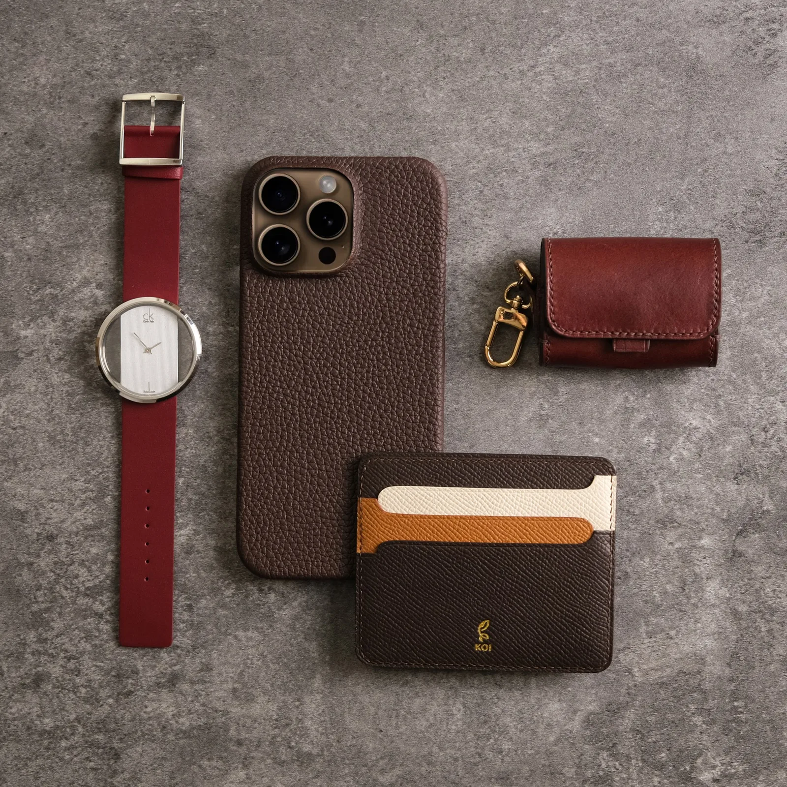 Ảnh Lifestyle Ốp lưng da Togo màu nâu đậm - Koi Leather