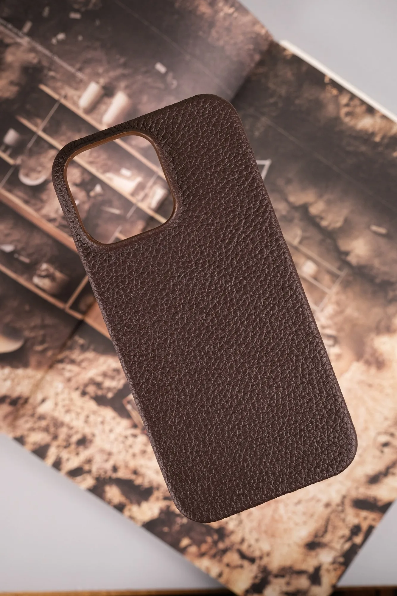 Ảnh Studio Ốp lưng da Togo màu nâu đậm - Koi Leather