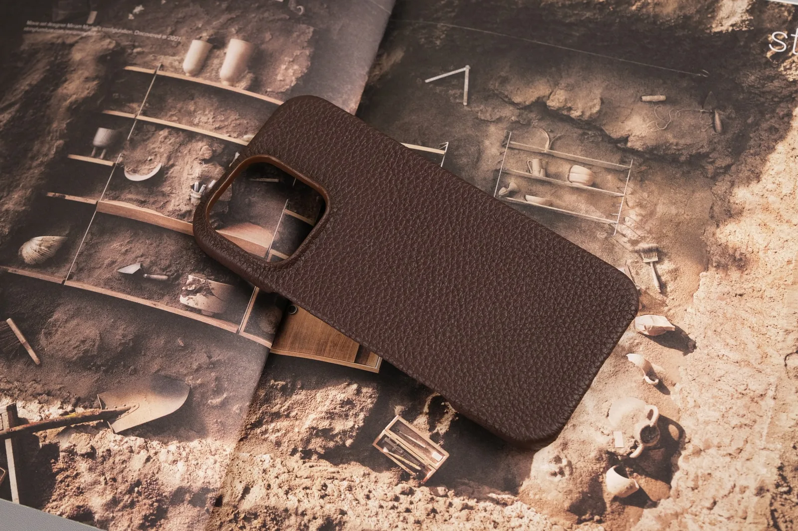 Ảnh Studio Ốp lưng da Togo màu nâu đậm - Koi Leather